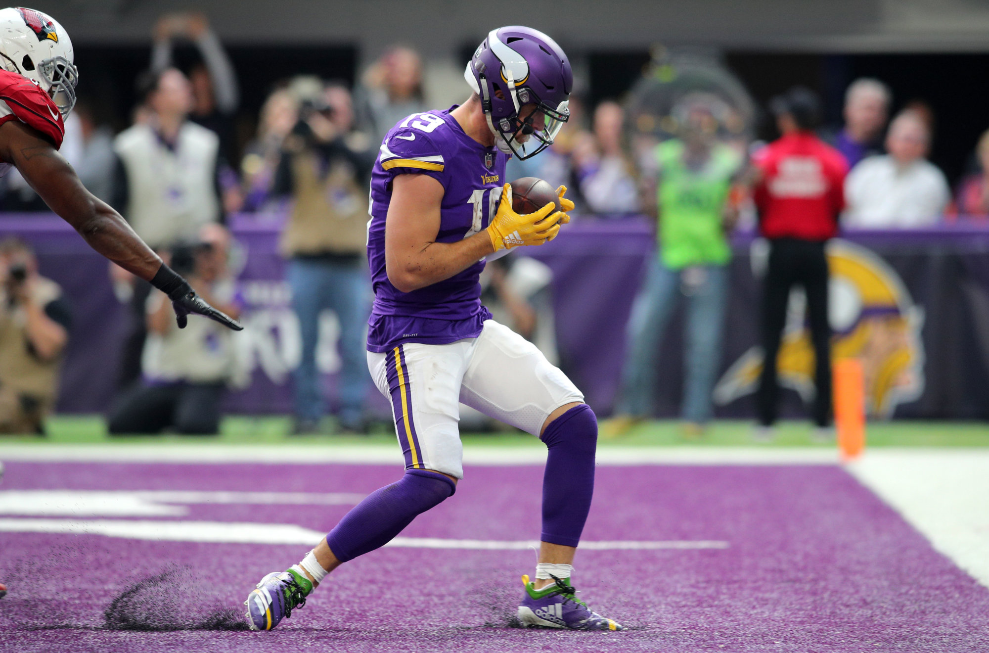 MINNEAPOLIS, MN - OCTOBER 14: Adam Thielen #19 of the Minnesota Vikings catches the ball in the endzone for a touchdown in the third quarter of the game against the Arizona Cardinals at U.S. Bank Stadium on October 14, 2018 in Minneapolis, Minnesota. (Photo by Adam Bettcher/Getty Images)