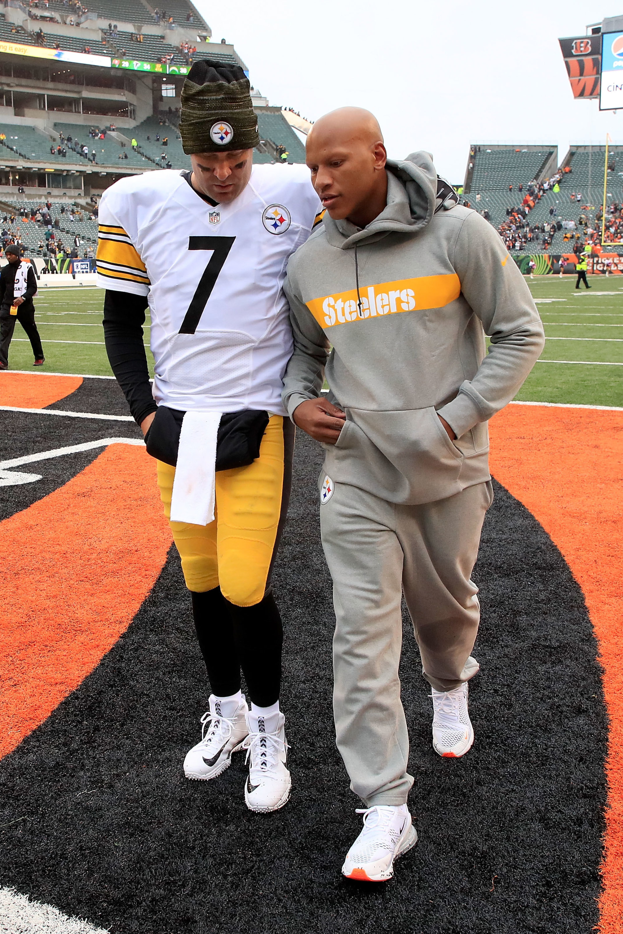 CINCINNATI, OH - OCTOBER 14:  Ben Roethlisberger #7 of the Pittsburgh Steelers and Ryan Shazier #50 walk off of the field after defeating the Cincinnati Bengals 28-21 at Paul Brown Stadium on October 14, 2018 in Cincinnati, Ohio. (Photo by Andy Lyons/Getty Images)