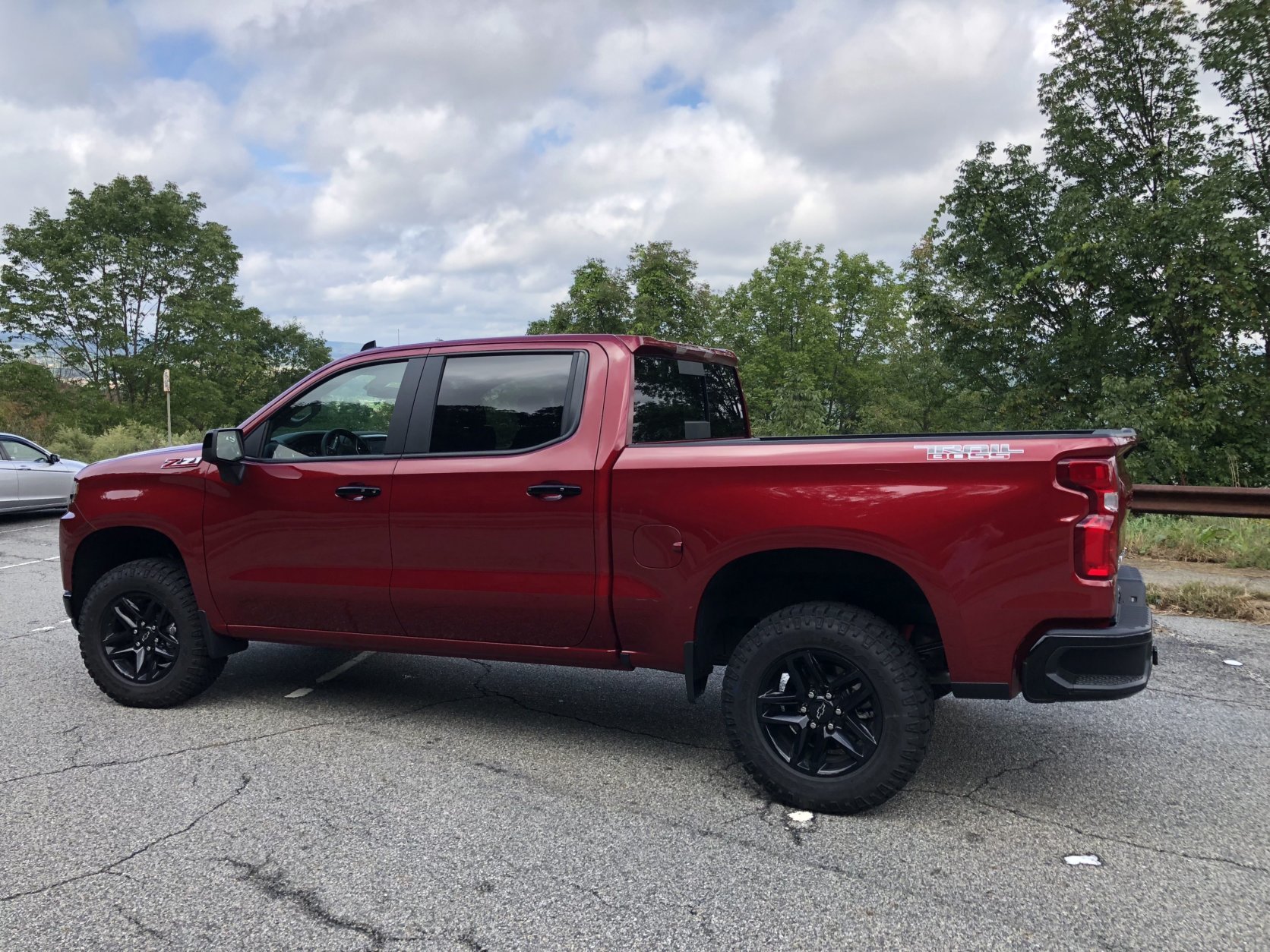 The side of the new Silverado looks beefy with large front and rear flared fenders filled with rugged 18-inch black wheels. (WTOP/Mike Parris)