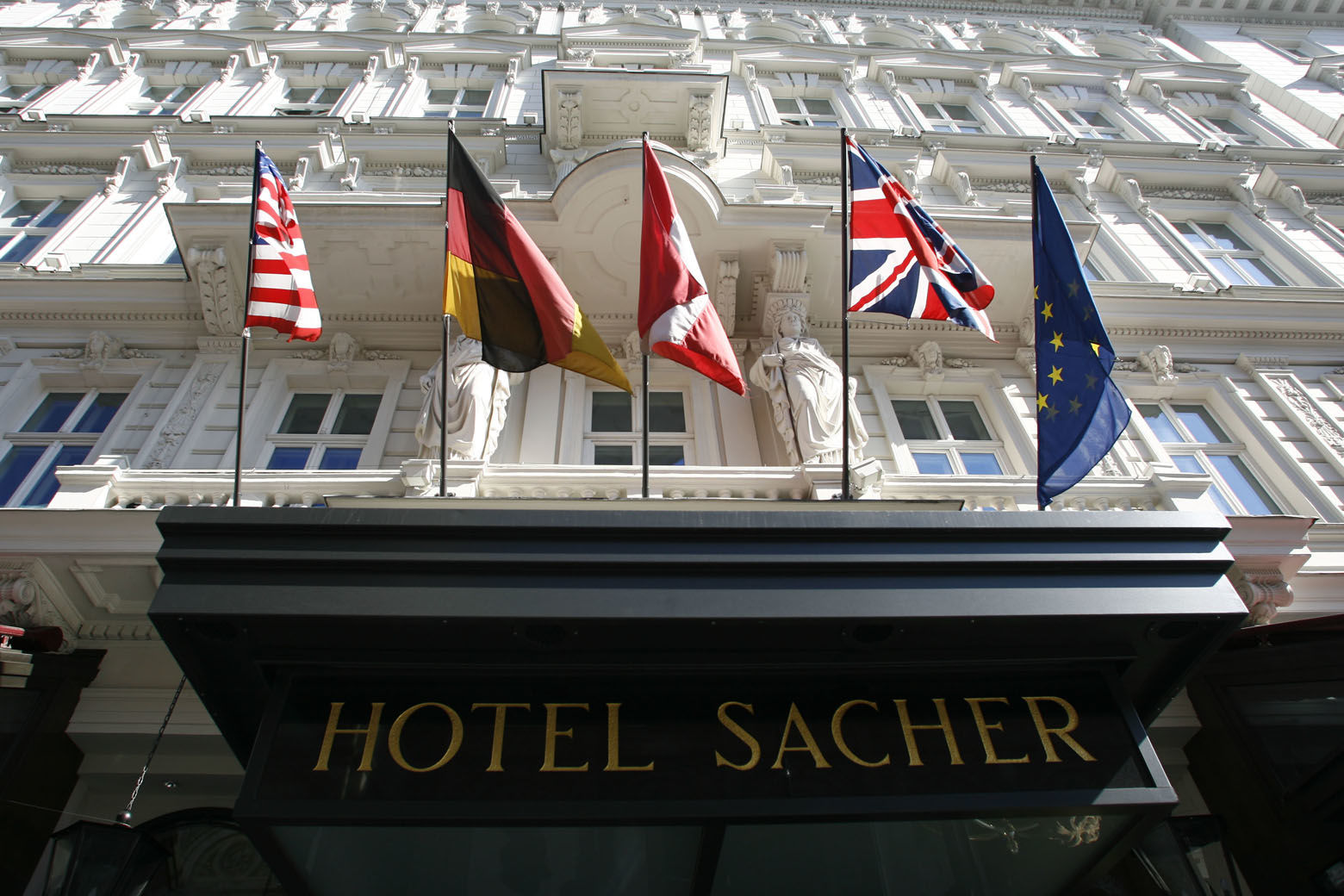 Der Haupteingang zum Hotel Sacher in Wien, aufgenommen am Freitag, 6. April 2007. (AP Photo/Hans Punz) --- The main entrance to Hotel Sacher in Vienna is seen on Friday, April 6, 2007. (AP Photo/Hans Punz)