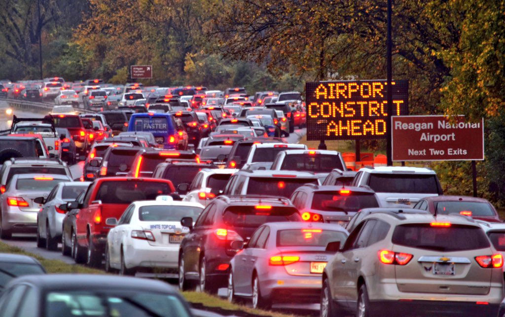Rain, closure of metro station and holiday weekend departures led to long backups on the southbound GW Parkway and Route 1 toward Reagan National Airports. (WTOP/Dave Dildine)