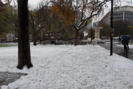 Snow falls around Dupont Circle in D.C. (WTOP/Lisa Winer)