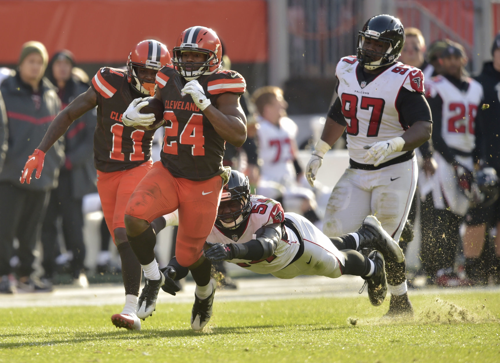 Cleveland Browns running back Nick Chubb (24) rushes for a 92-yard touchdown as Atlanta Falcons linebacker Foye Oluokun (54) misses the tackle in the second half of an NFL football game, Sunday, Nov. 11, 2018, in Cleveland. (AP Photo/David Richard)