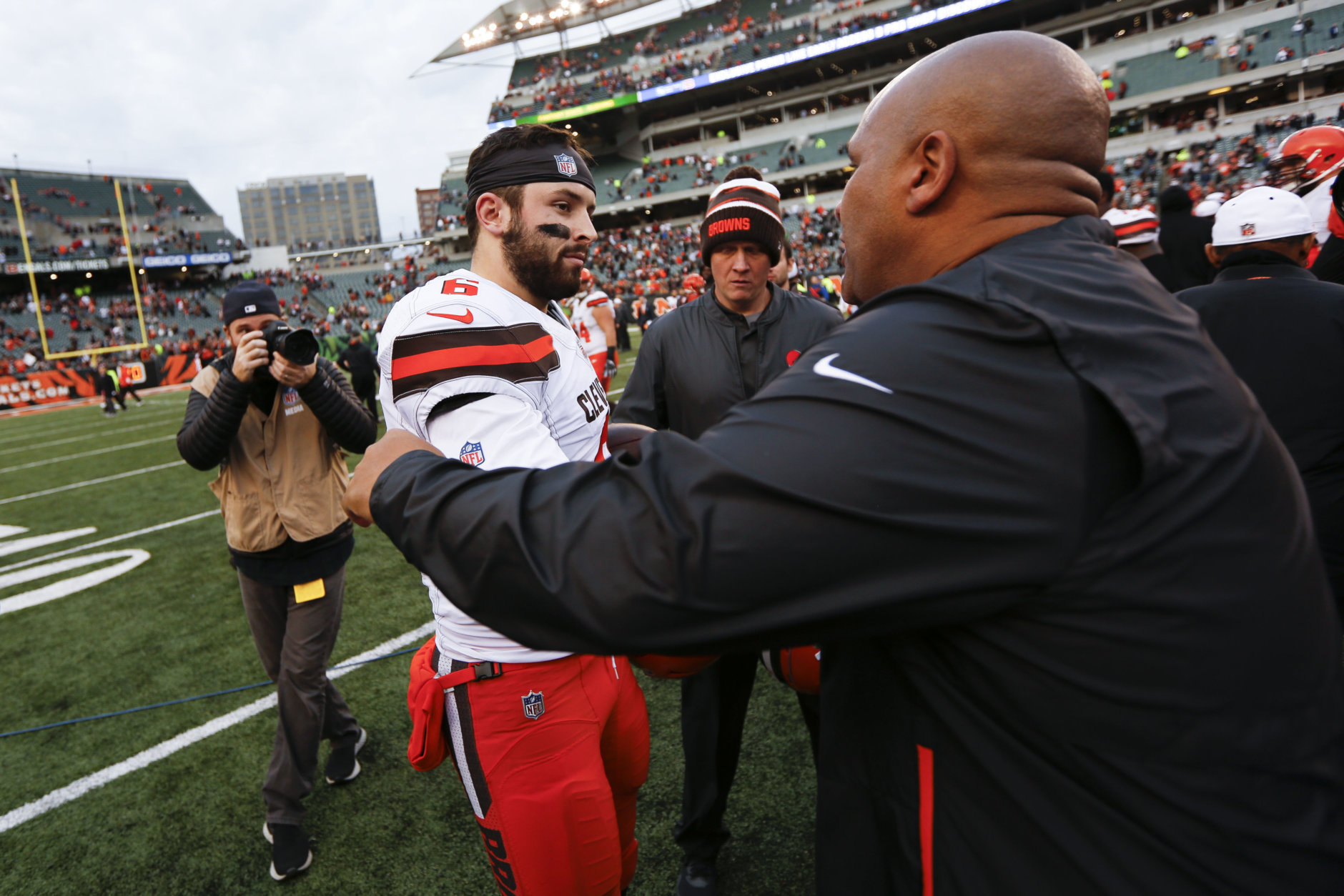 Cleveland Browns quarterback Baker Mayfield (6) meets with Cincinnati Bengals special assistant Hue Jackson, right, after an NFL football game, Sunday, Nov. 25, 2018, in Cincinnati. (AP Photo/Frank Victores)