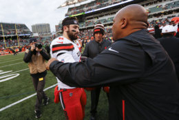 Cleveland Browns quarterback Baker Mayfield (6) meets with Cincinnati Bengals special assistant Hue Jackson, right, after an NFL football game, Sunday, Nov. 25, 2018, in Cincinnati. (AP Photo/Frank Victores)