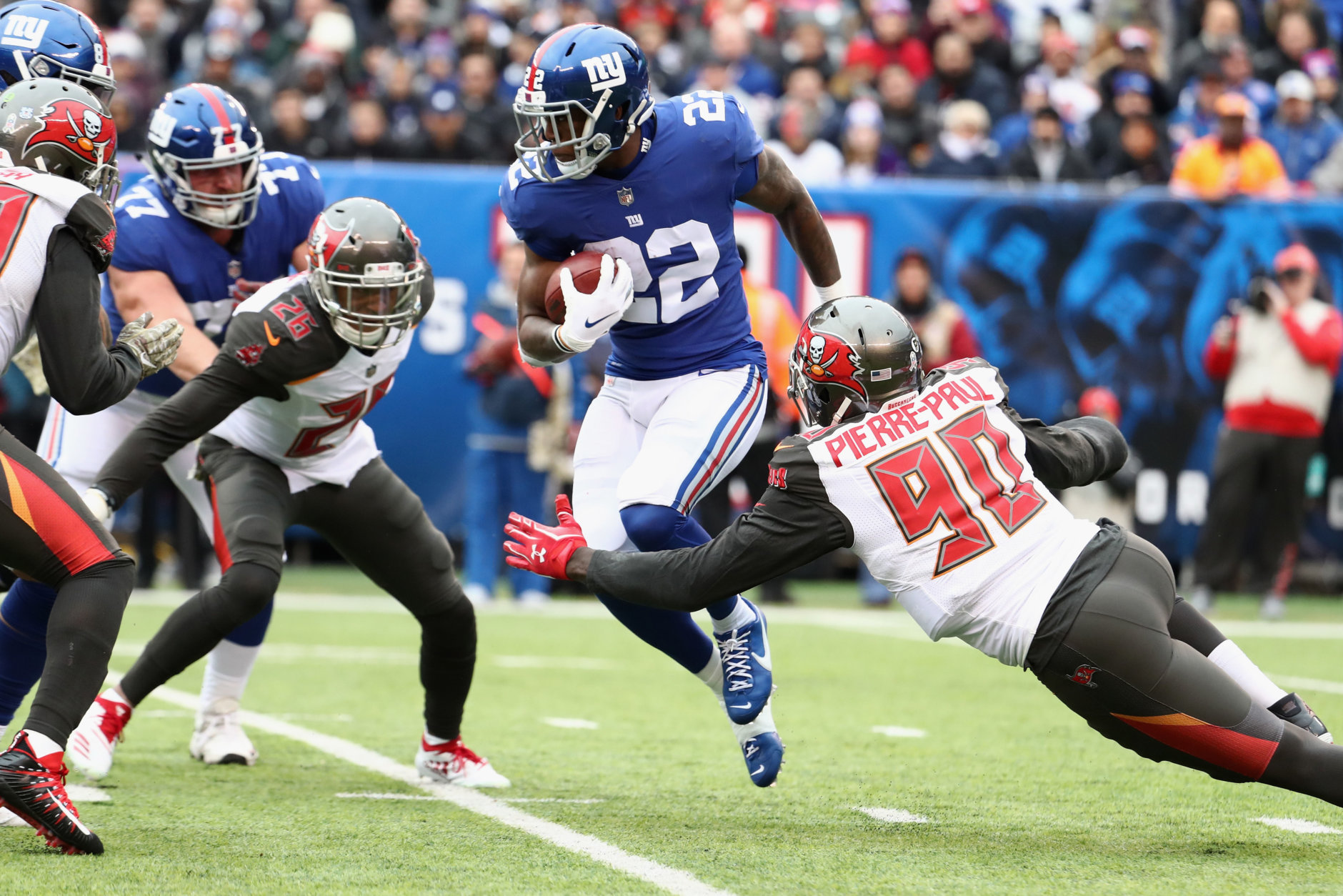 EAST RUTHERFORD, NJ - NOVEMBER 18:  Running back Wayne Gallman #22 of the New York Giants carries the ball against defensive end Jason Pierre-Paul #90 of the Tampa Bay Buccaneers in the second quarter at MetLife Stadium on November 18, 2018 in East Rutherford, New Jersey.  (Photo by Al Bello/Getty Images)