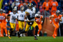 DENVER, CO - NOVEMBER 25:  Wide receiver JuJu Smith-Schuster #19 of the Pittsburgh Steelers runs after a catch before scoring on a 97 yard catch and run in the third quarter of a game against the Denver Broncos at Broncos Stadium at Mile High on November 25, 2018 in Denver, Colorado. (Photo by Dustin Bradford/Getty Images)