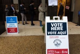 Signs guide voters to polling locations in the district. (WTOP/Alejandro Alvarez)