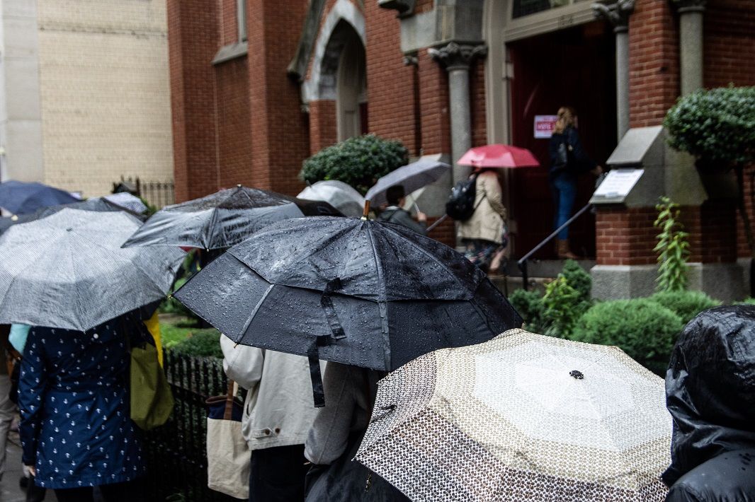 Umbrellas handy, voters line up to cast their ballots in D.C. (WTOP/Alejandro Alvarez)