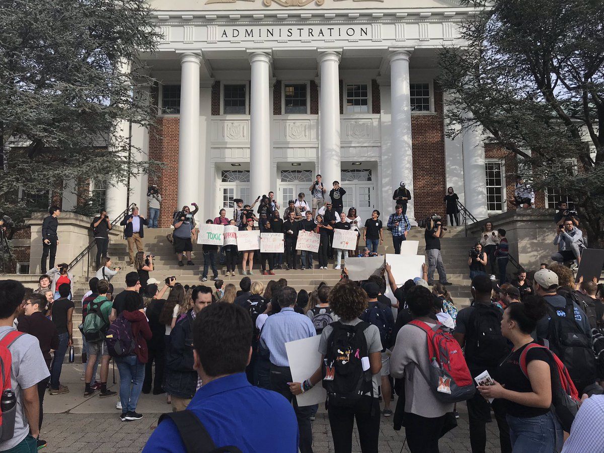 Student demonstrators arriving at the Administration Building at the University of Maryland. (WTOP/Michelle Basch)