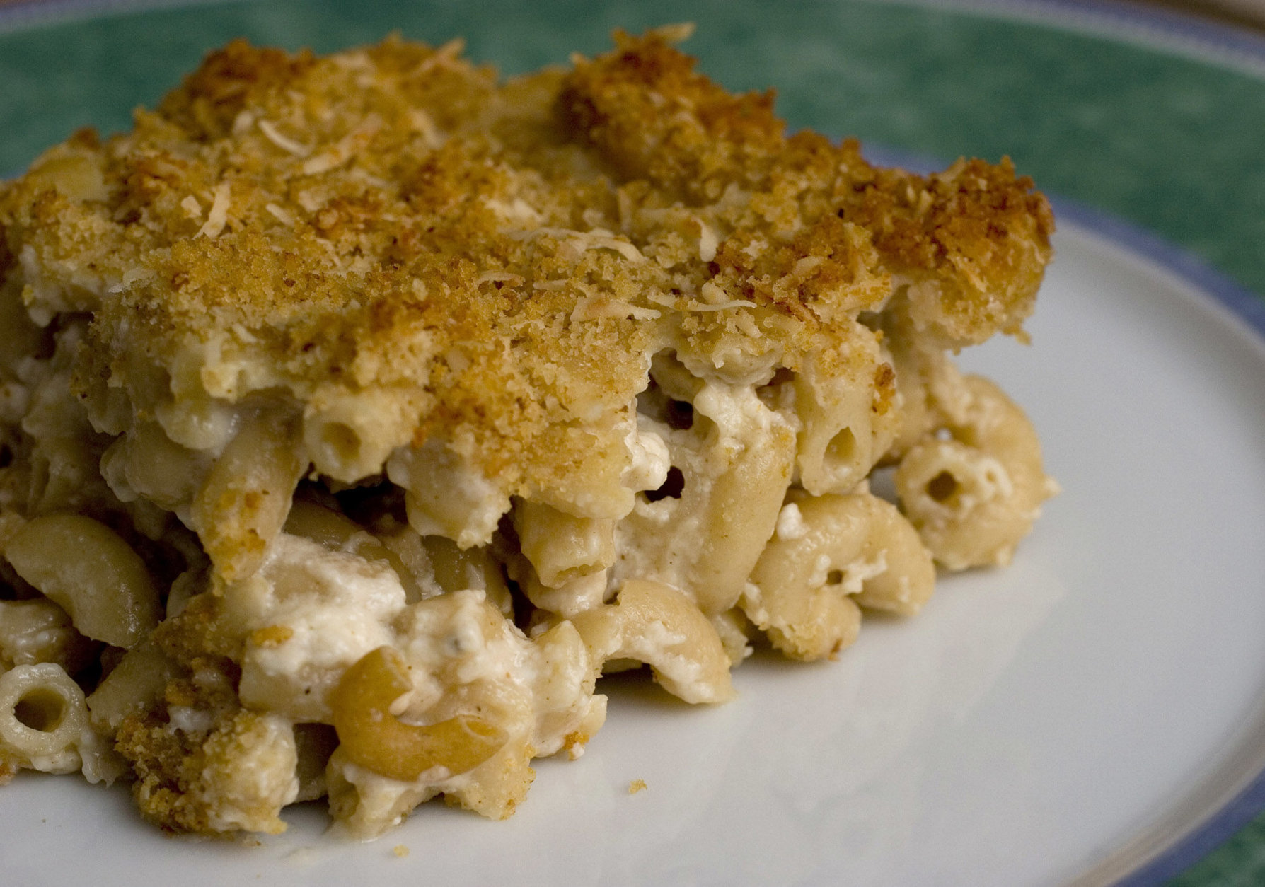 **FOR USE WITH AP LIFESTYLES** Comfort food does not have to also mean unhealthy. A few careful ingredient changes from the classic recipe gives this Macaroni and Cheese Light, shown on Jan. 29, 2008, the flavor you look for with much less fat. (AP Photo/Larry Crowe)
