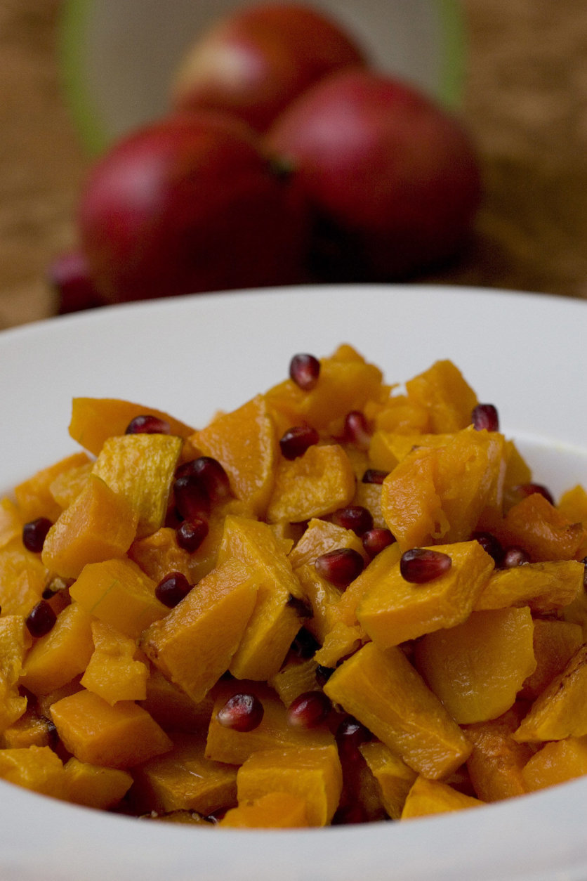**FOR USE WITH AP LIFESTYLES**   Roasted Butternut Squash with Roasted Walnut oil and Pomegranate Seeds is seen Thursday, Oct. 18, 2007. The recipe is from Mollie Katzen's new book "The Vegetable Dishes I Can't Live Without."    (AP Photo/Larry Crowe)
