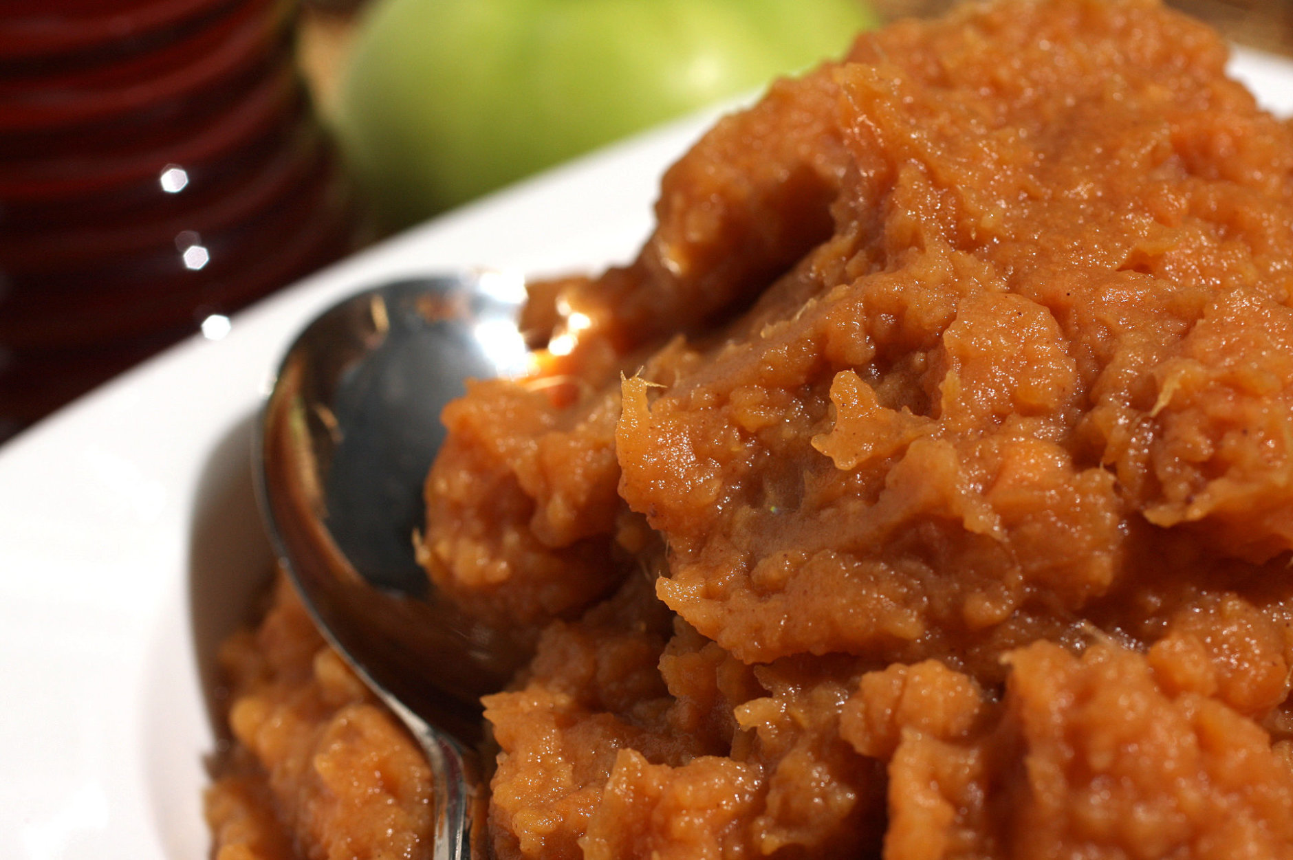 **FOR USE WITH AP LIFESTYLES**     Mashed Sweet potatoes, Apples and Honey is seen in this Sunday, Aug. 17, 2008 photo. Sweet potatoes, sometimes incorrectly referred to as yams which are uncommon in North America, are low in calories and high in important vitamins and flavor. This  Mashed Sweet potatoes, Apples and Honey can be prepared in a microwave, freeing up needed stove top space. (AP Photo/Larry Crowe)