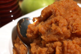 **FOR USE WITH AP LIFESTYLES**     Mashed Sweet potatoes, Apples and Honey is seen in this Sunday, Aug. 17, 2008 photo. Sweet potatoes, sometimes incorrectly referred to as yams which are uncommon in North America, are low in calories and high in important vitamins and flavor. This  Mashed Sweet potatoes, Apples and Honey can be prepared in a microwave, freeing up needed stove top space. (AP Photo/Larry Crowe)