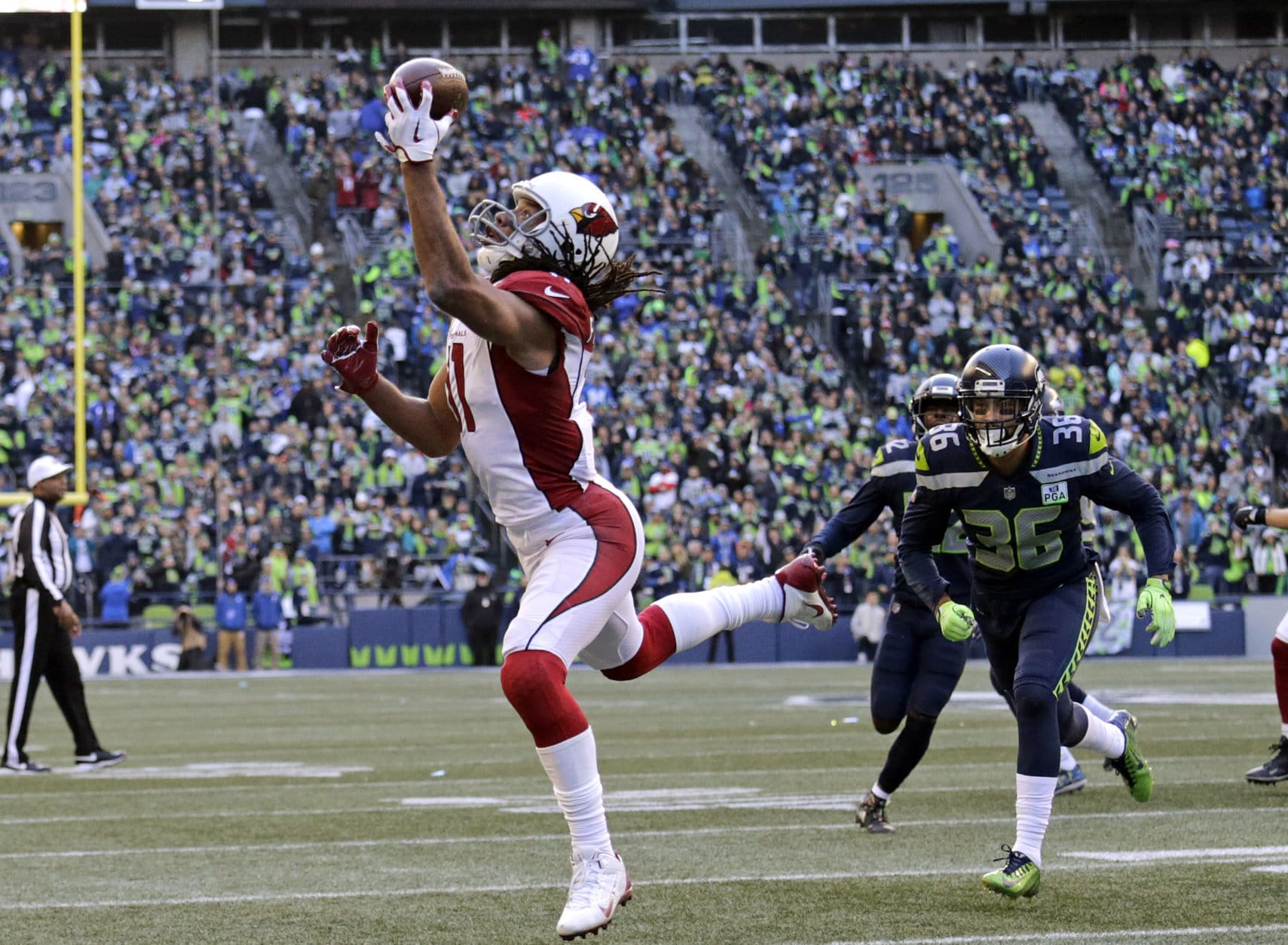 Arizona Cardinals' Larry Fitzgerald, left, snags a one-handed touchdown pass against the Seattle Seahawks during the first half of an NFL football game, Sunday, Dec. 30, 2018, in Seattle. (AP Photo/John Froschauer)
