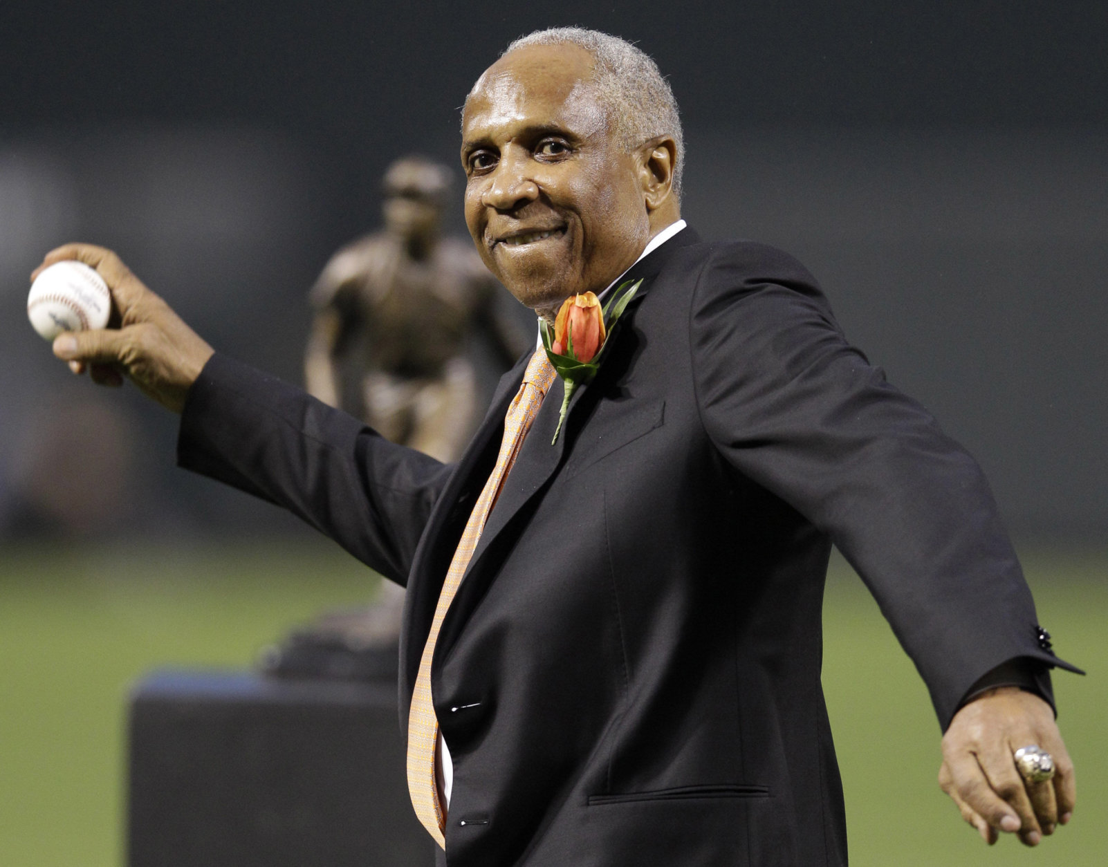 Baseball hall-of-famer, 1st black manager Frank Robinson dead at
