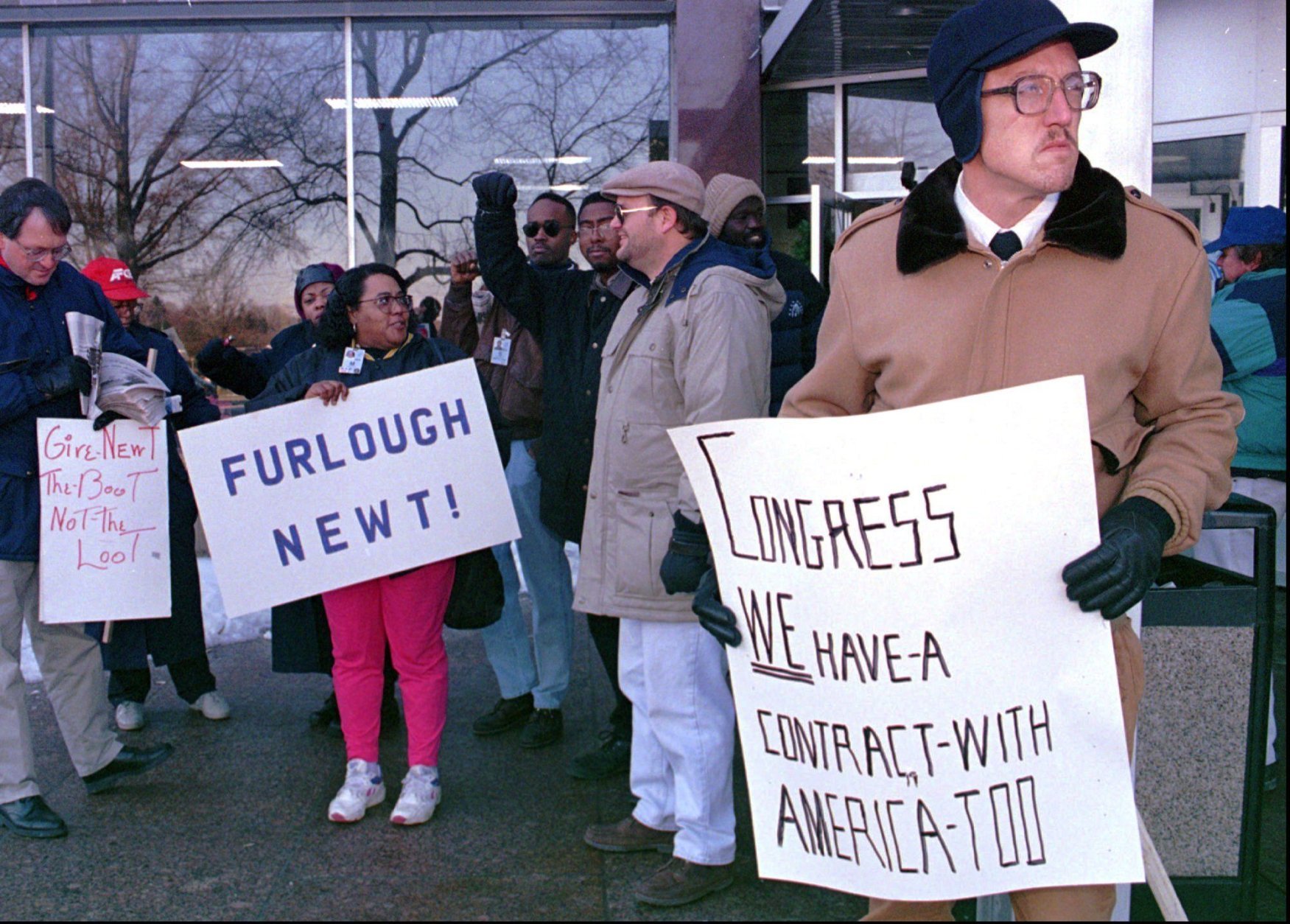 Dave Glass, of Baltimore, a federal government computer assistant, right, and about 100 other furloughed Social Security Administration workers gather at the Arthur J. Altmeyer Building Tuesday, Dec. 26, 1995 in Woodlawn, Md., to protest the temporary government shutdown. (AP Photo/Gary Sussman)