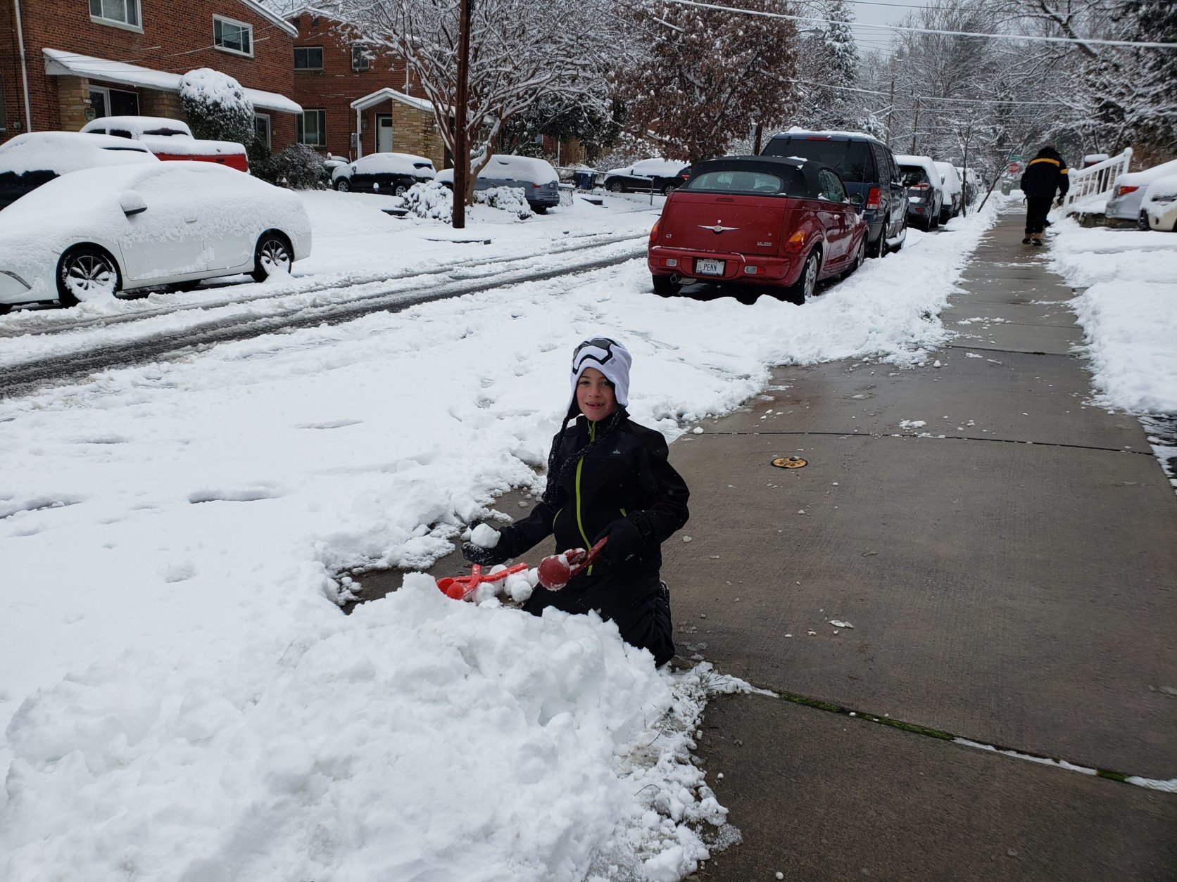 Ready for a snowball fight in Alexandria, Virginia. (WTOP/Colleen Kelleher)