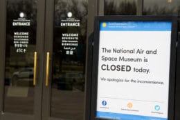 Signage outside the National Air and Space Museum during the government shutdown. (WTOP/Alejandro Alvarez)