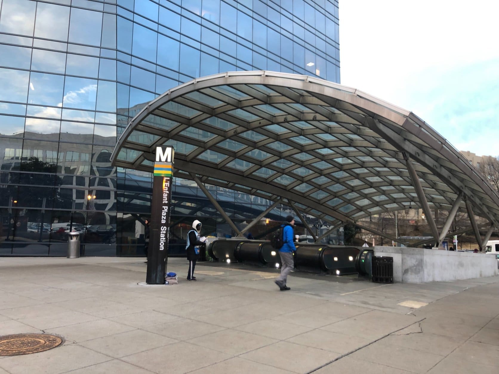 After the longest shutdown in history, federal workers at L’Enfant Plaza head back to the office on Monday. (WTOP/Melissa Howell)