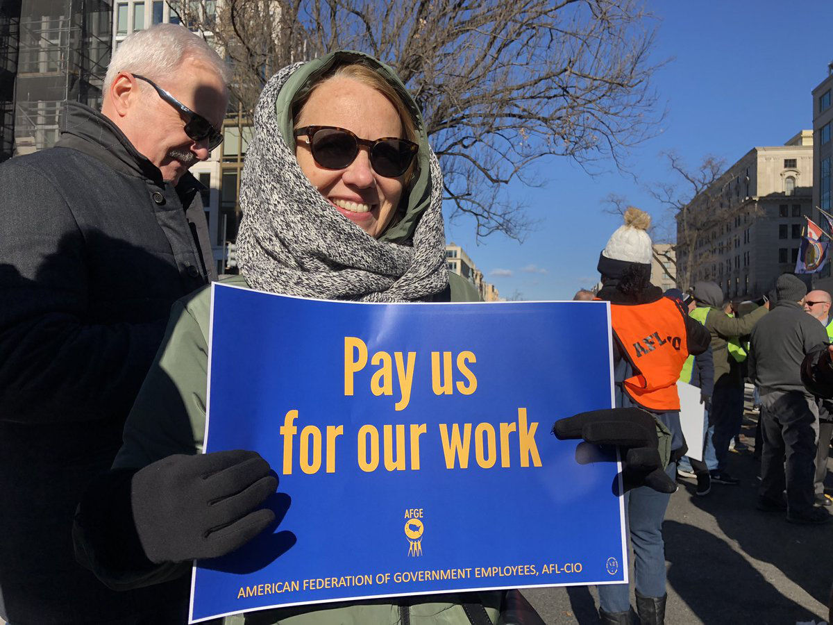 An attendee at the rally agains tthe government shutdown Jan. 10, 2019. (WTOP/Kristi King)
