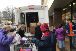 Volunteers load donated food outside of Giant Food in the Fox Mill neighborhood of Herndon. (WTOP/Dick Uliano)