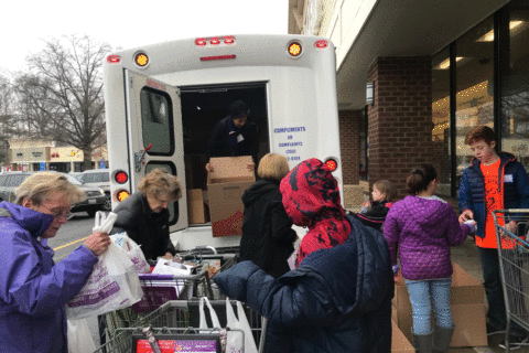 Fairfax Co. residents buy groceries for those in need, including hungry feds