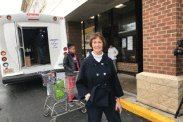 Fairfax County Board Of Supervisors Chairman Sharon Bulova helped to load donated food for those in need, including federal government workers onto a bus in Herndon. (WTOP/Dick Uliano)