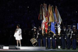 Gladys Knight, izquierda, interpreta el himno nacional antes del Super Bowl 53 de la NFL entre los Rams de Los Angeles y los Patriots de Nueva Inglaterra el domingo 3 de febrero de 2019 en Atlanta. (Foto AP/Jeff Roberson)