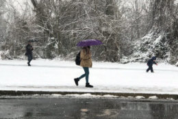 District residents brave the snow Wednesday. (WTOP/Steve Dresner)