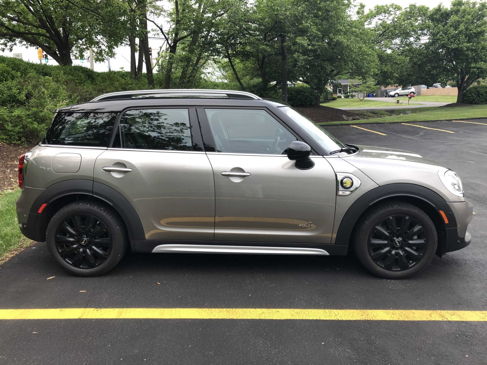 Side view of the S E Countryman ALL4. The title is longer than the car. (WTOP/Mike Parris)