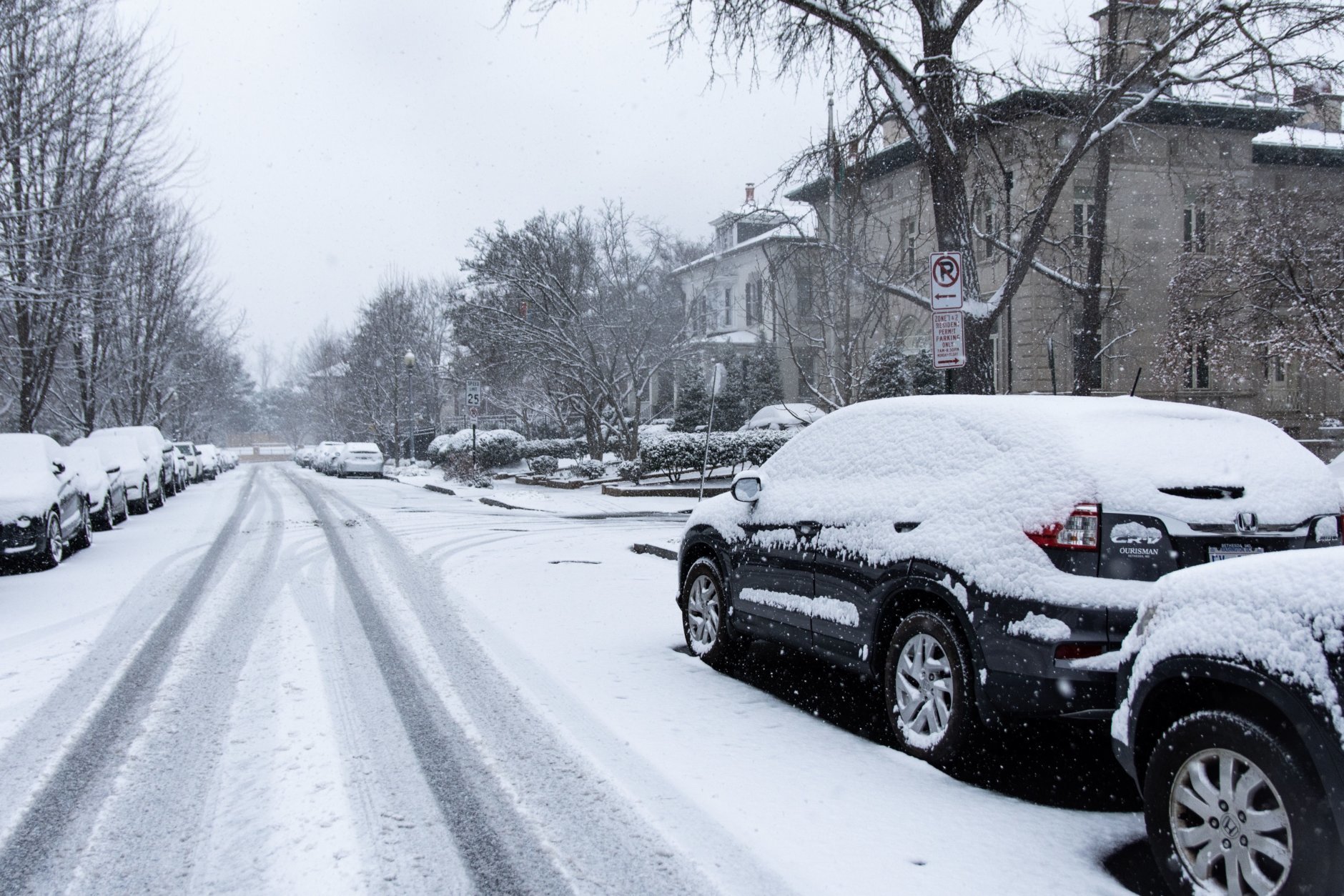 About three inches of snow had fallen in northwest D.C. by mid-morning Wednesday — easily manageable for residents, but enough to snarl long-distance travel and close schools and federal offices. (WTOP/Alejandro Alvarez)