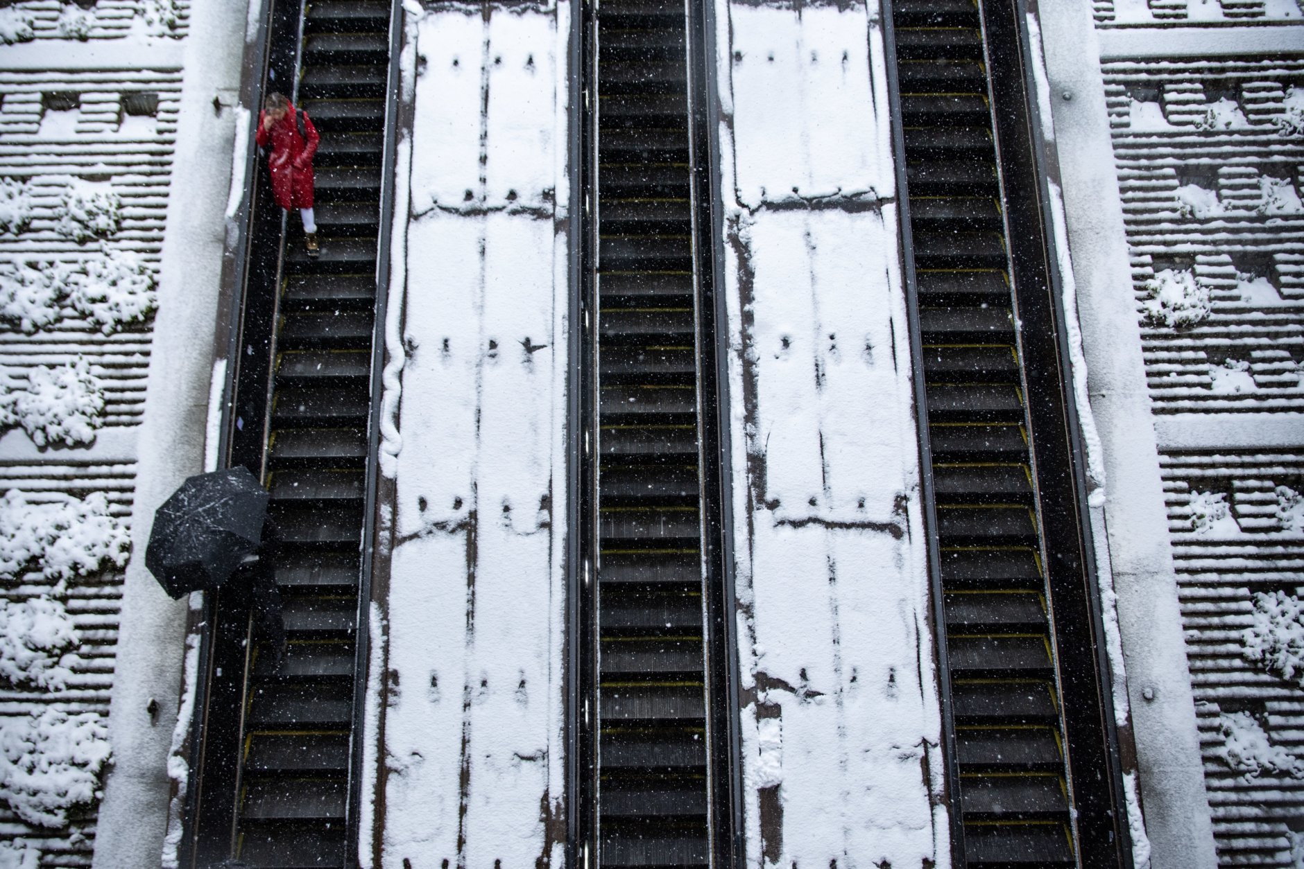 Escalators leading into the Dupont Circle Metro Station on Wednesday morning. (WTOP/Alejandro Alvarez)