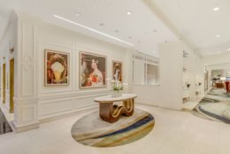 Interior designer The Gettys Group included some subtile nods to Dolly Madison in the design, including a feature wall that mirrors the crackling of a painting. (Courtesy Hilton Hotels)