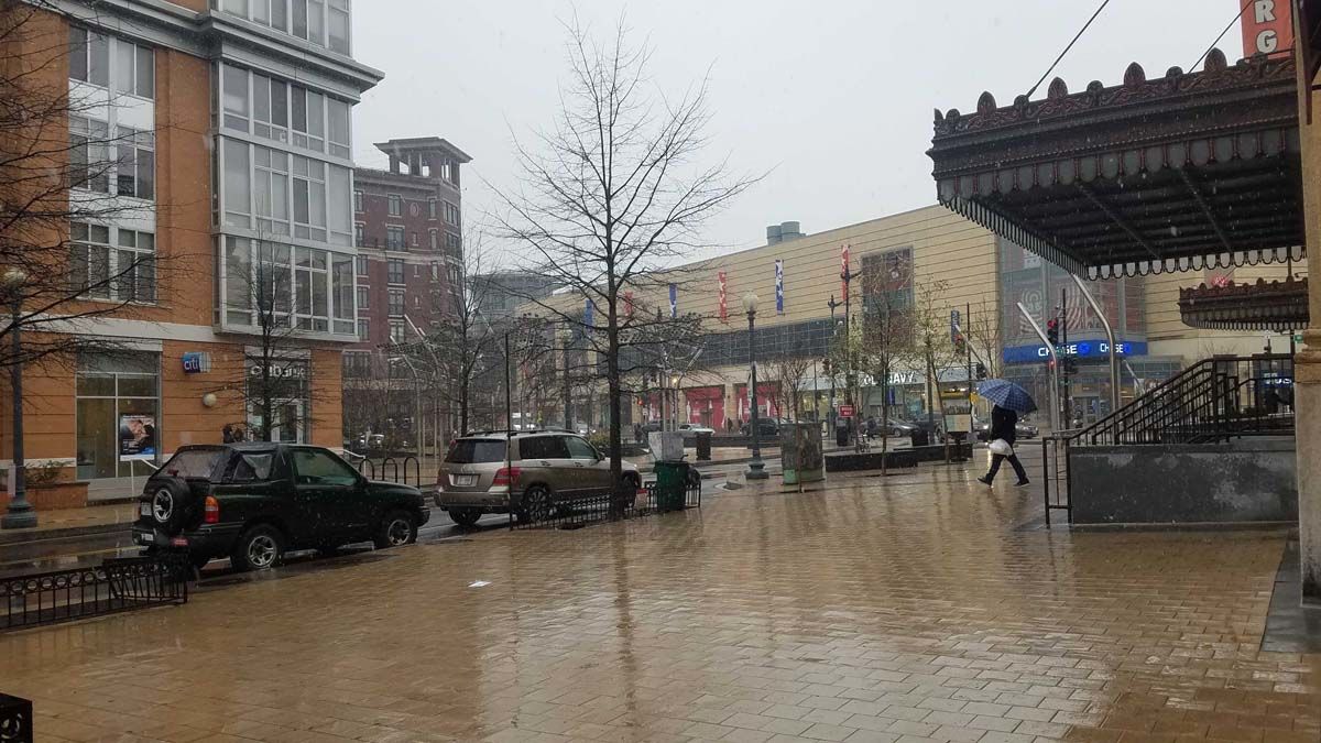 Snow falls but doesn't stick in Columbia Heights, D.C. (WTOP/Will Vitka)