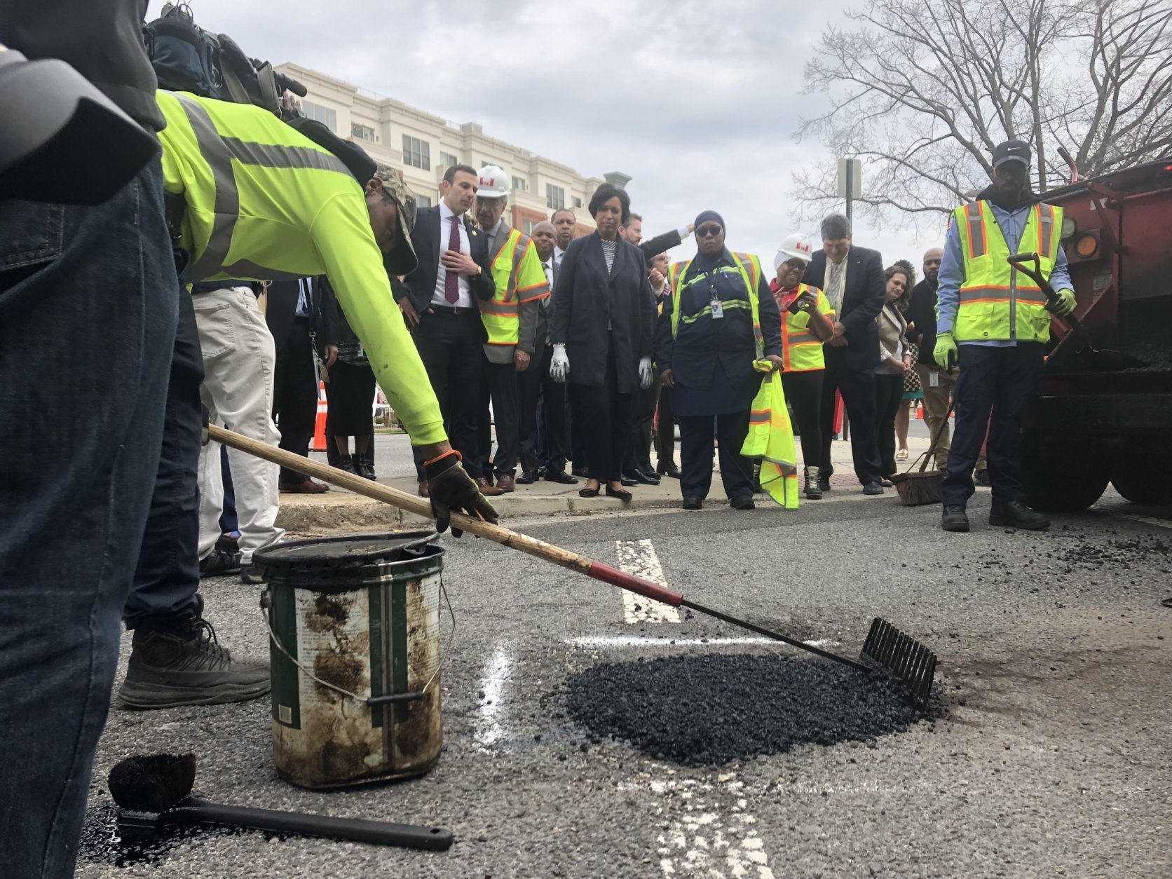 DDOT crews fill in a pothole in Northeast. (WTOP/Max Smith)