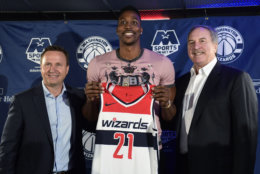 Washington Wizards recently acquired center Dwight Howard, center, flanked by Wizards coach Scott Brooks, left, and Wizards President Ernie Grunfeld, right, pose for a photo during a news conference in Washington, Monday, July 23, 2018. Howard, an eight-time All-Star, averaged 16.6 points per game and 12.5 rebounds last season with the Charlotte Hornets. (AP Photo/Susan Walsh)