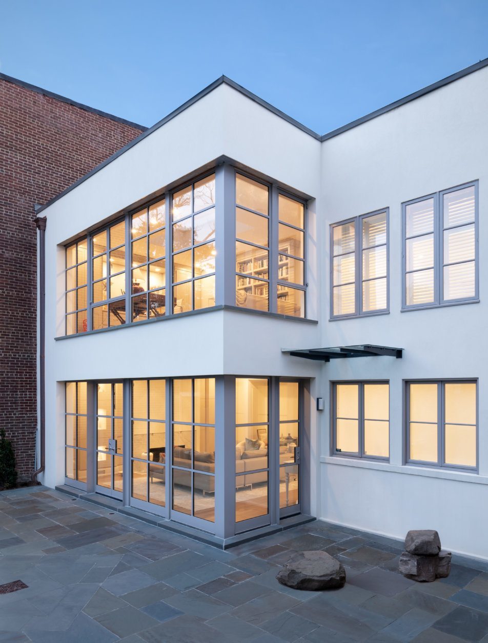 The highlight of the Georgetown home, recently renovated by architect Christian Zapatka is a continual wall of floor-to-ceiling steel and glass windows that separate the indoor living space from the outdoor world. (Courtesy Georgetown House Tour) 