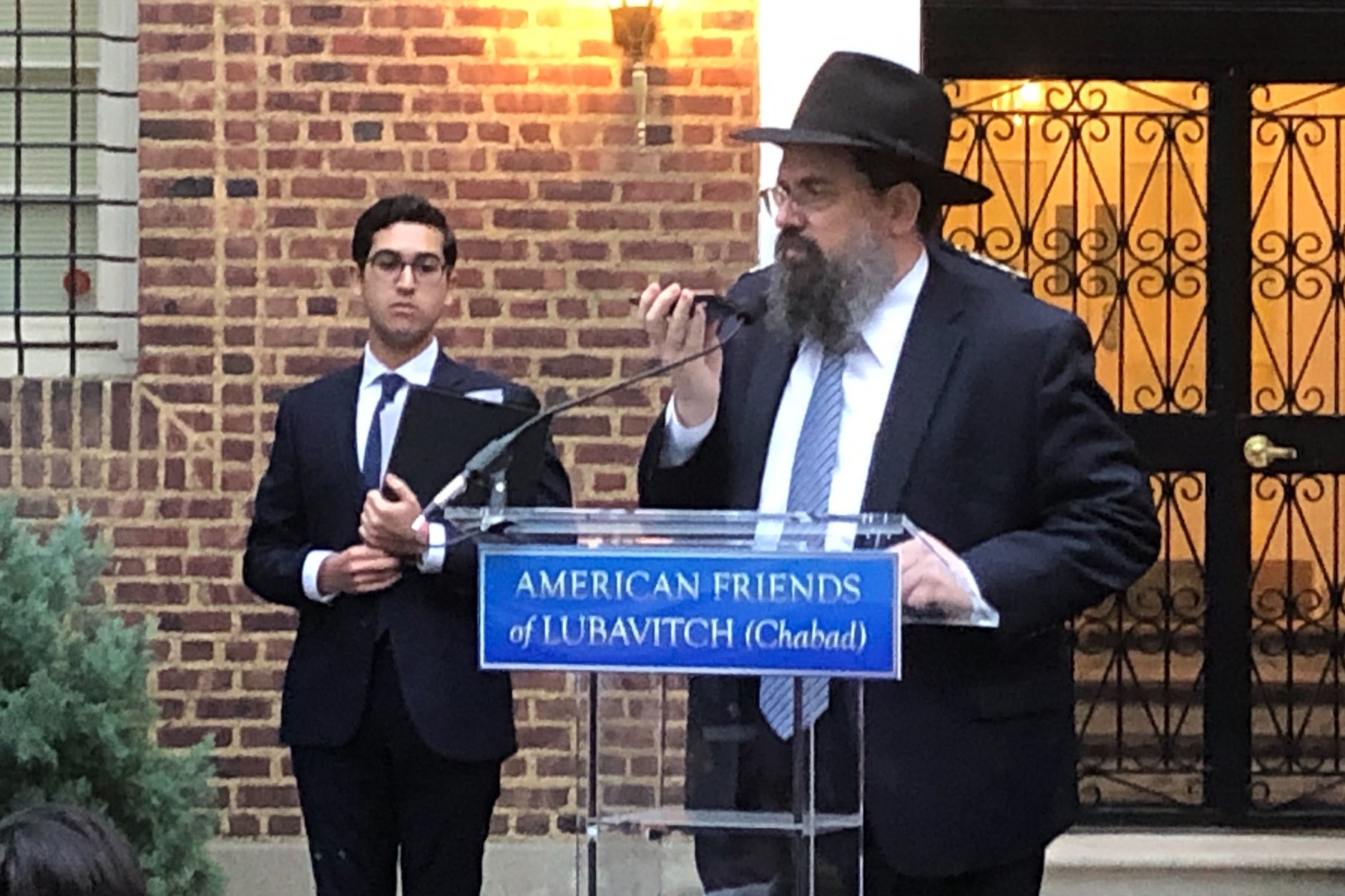Rabbi Levi Shemtov of American Friends of Lubavitch speaks at a vigil to denounce hate. (WTOP/Mike Murillo)