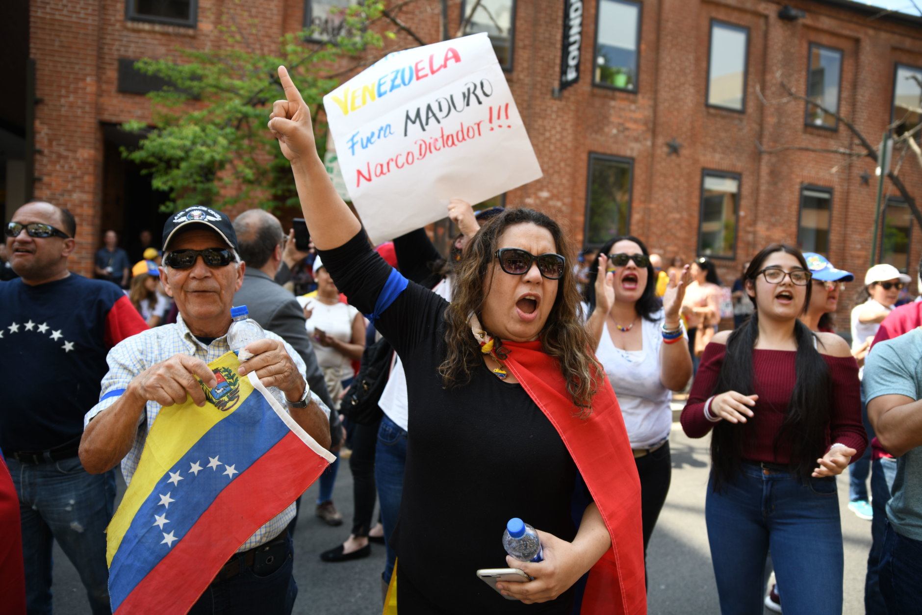 Protesters outside the Venezuelan embassy in Georgetown on April 30, 2019. (WTOP/Alejandro Alvarez) 