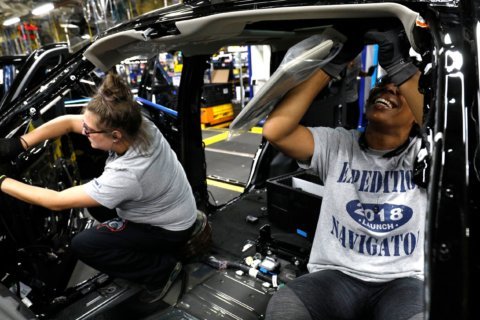 US auto plants would shut down within a week if border closes, economist says