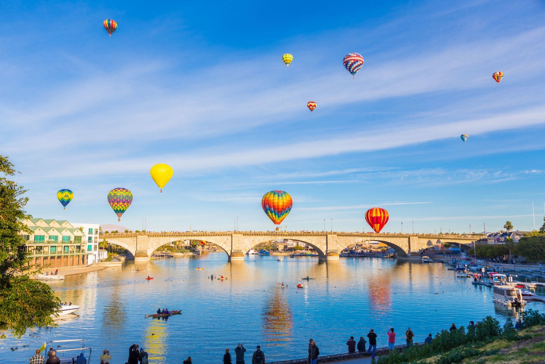 Plusieurs montgolfières montent sur le pont de Londres, dans la ville de Lake Havasu en Arizona, pendant le festival annuel de la montgolfière.