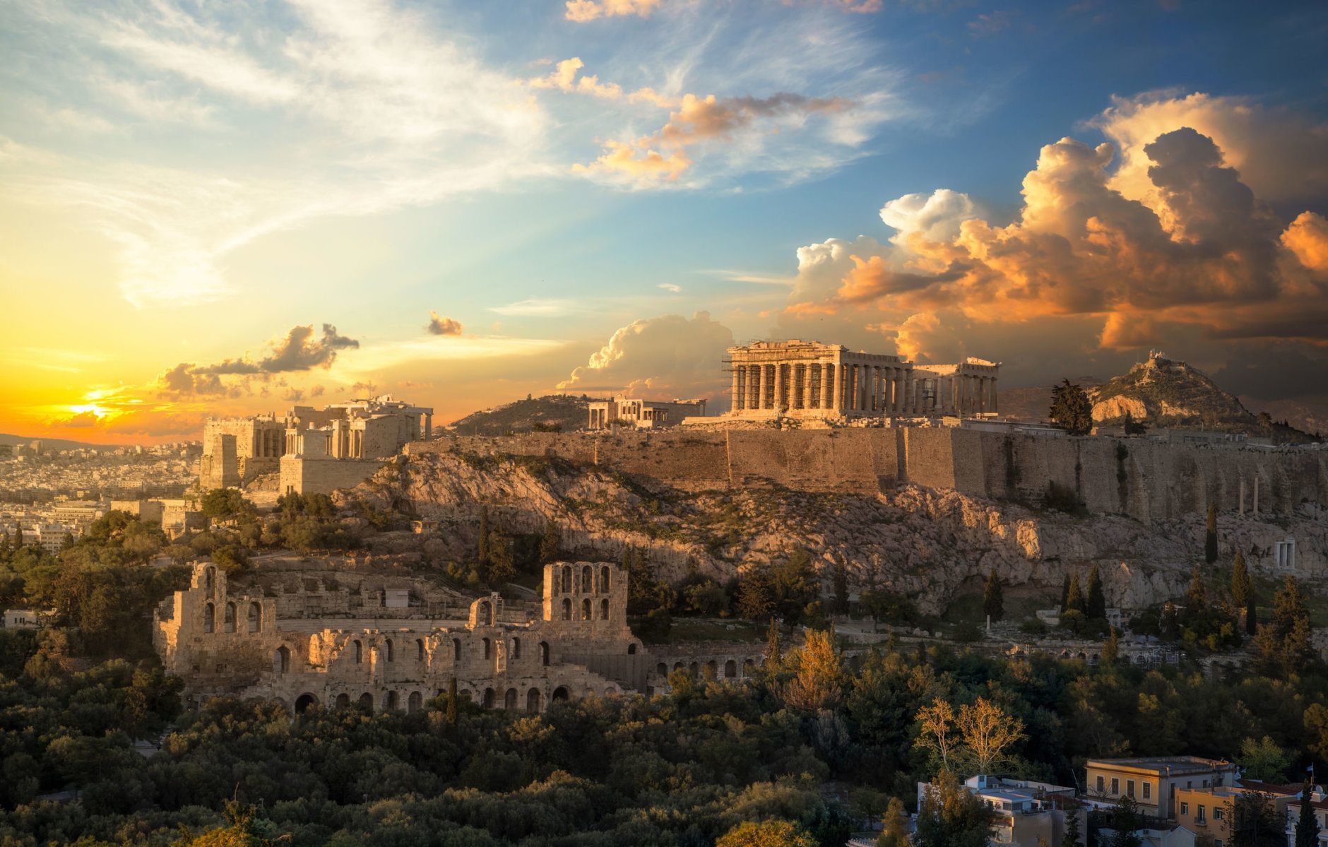 Acropole d'Athènes au coucher du soleil avec un beau ciel dramatique