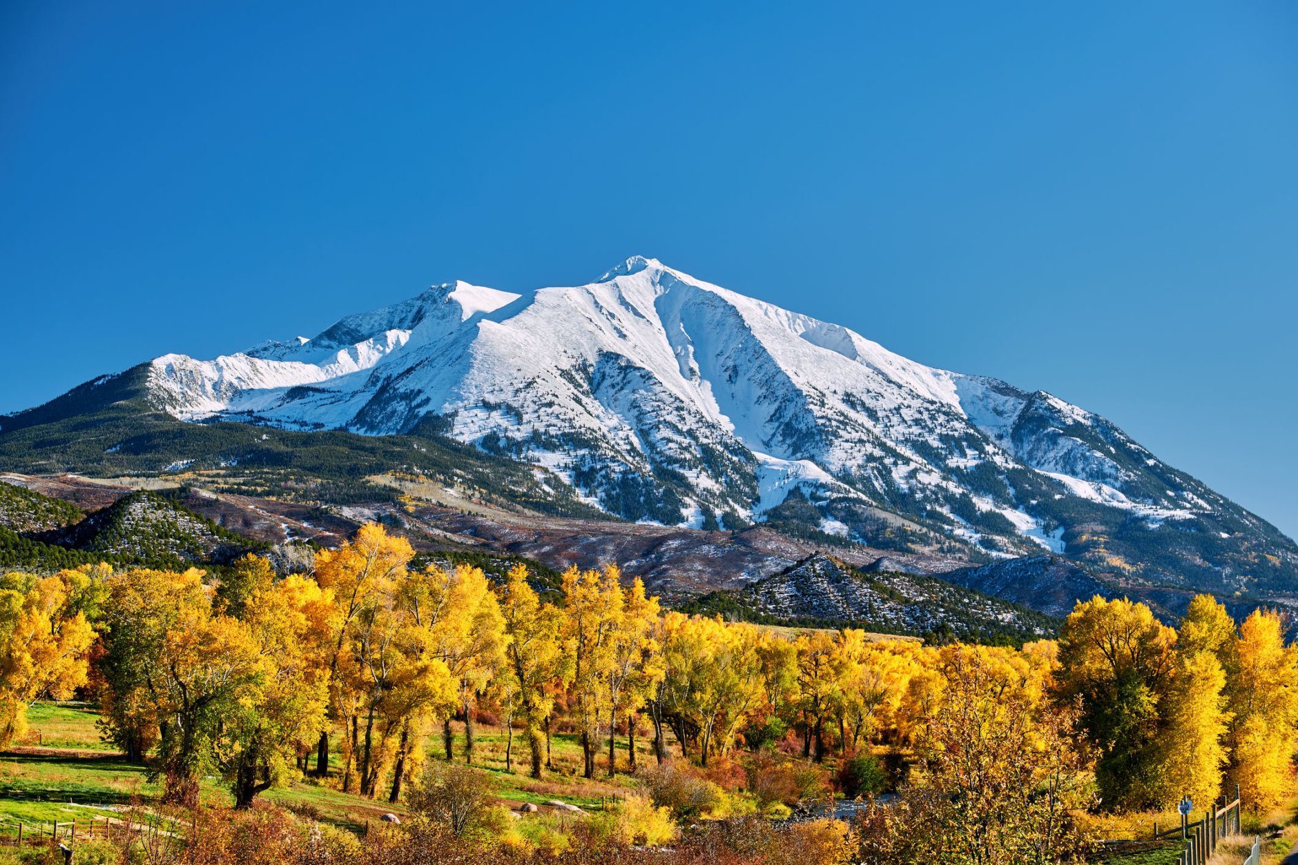 Paysage d'automne du mont Sopris dans les montagnes Rocheuses du Colorado, USA.