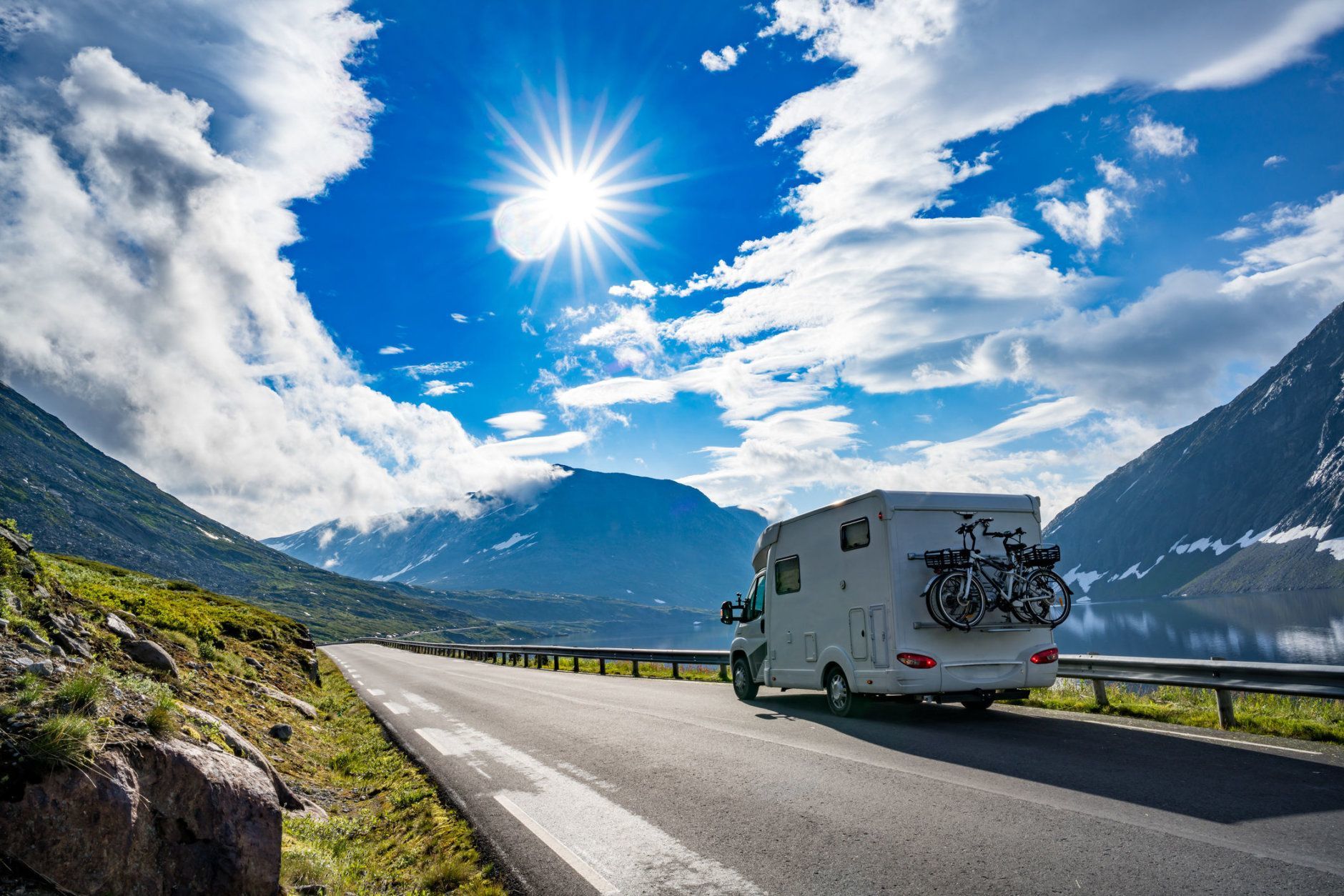 Voyage de vacances en famille RV, voyage de vacances en camping-car, vacances en caravane. Beau paysage naturel de Nature Norvège.