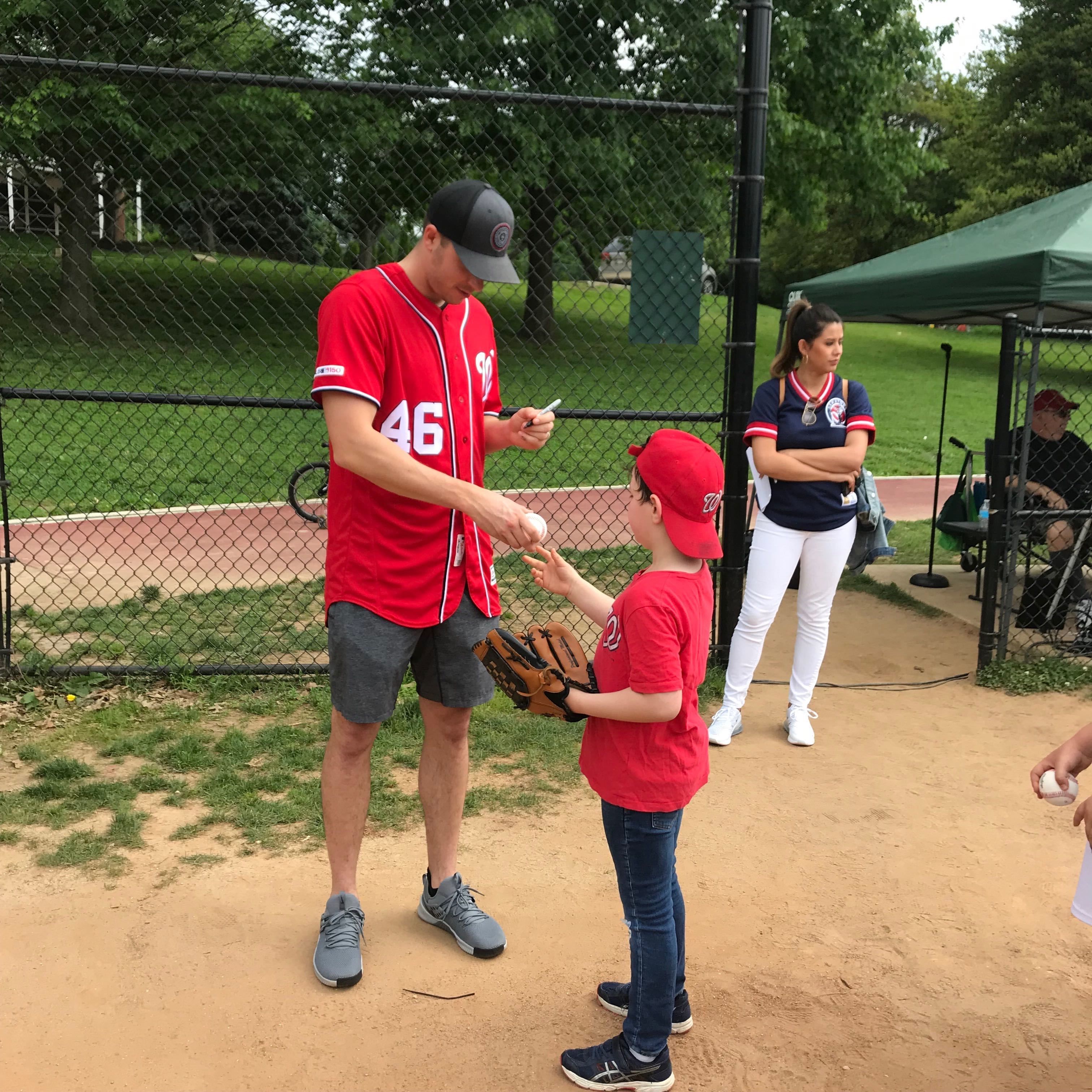 Nationals players connect with little leaguers - WTOP News