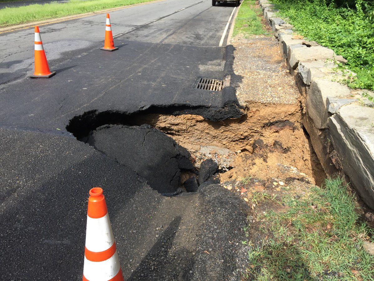 10 Foot Deep Sinkhole Closes Nb Gw Parkway For Next Several