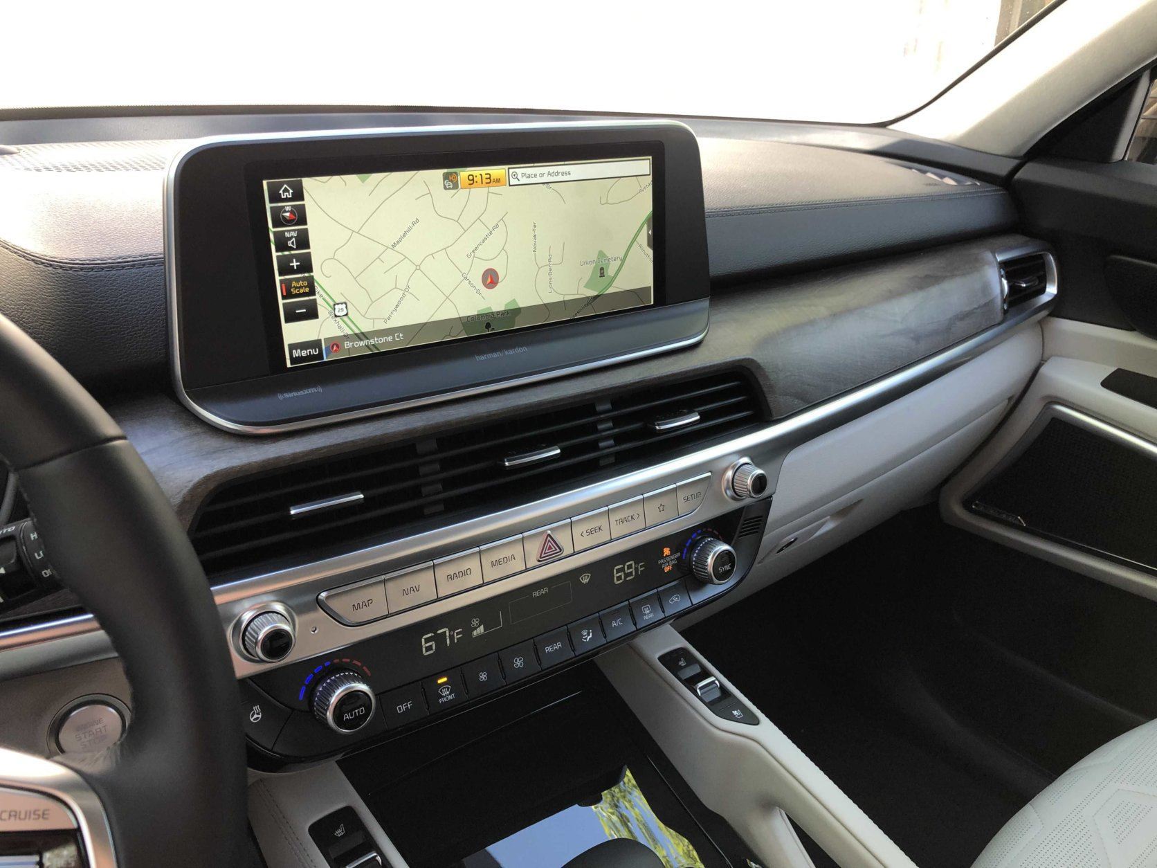 It features a Large 10-inch touchscreen and easy to use knobs and buttons. (WTOP/Mike Parris)