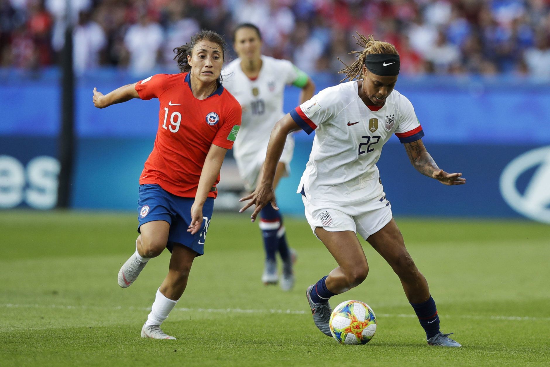 United States' Jessica Mcdonald, right, vies for the ball with Chile's Yessenia Huenteo during the Women's World Cup Group F soccer match between United States and Chile at Parc des Princes in Paris, France, Sunday, June 16, 2019. (AP Photo/Alessandra Tarantino)
