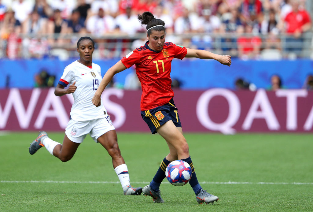 REIMS, FRANCE - JUNE 24:  Lucia Garcia of Spain evades Crystal Dunn of the USA during the 2019 FIFA Women's World Cup France Round Of 16 match between Spain and USA at Stade Auguste Delaune on June 24, 2019 in Reims, France. (Photo by Robert Cianflone/Getty Images)